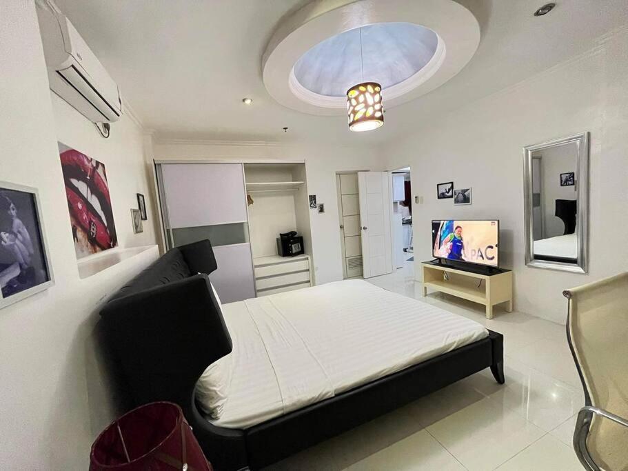 Kandi Big 1 Bedroom King Bed, Free Housekeeping, Wi-Fi อังเฮเลส ภายนอก รูปภาพ