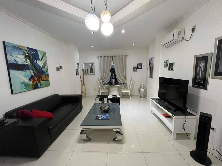 Kandi Big 1 Bedroom King Bed, Free Housekeeping, Wi-Fi อังเฮเลส ภายนอก รูปภาพ