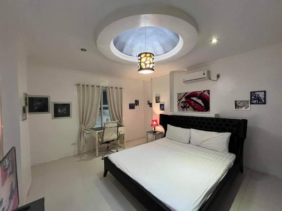 Kandi Big 1 Bedroom King Bed, Free Housekeeping, Wi-Fi อังเฮเลส ภายนอก รูปภาพ