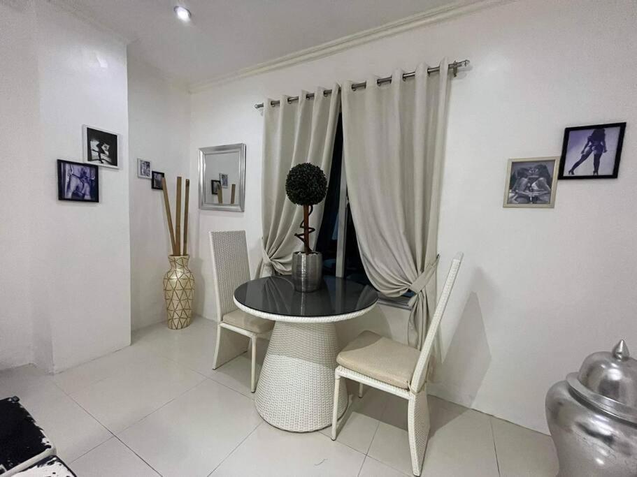 Kandi Big 1 Bedroom King Bed, Free Housekeeping, Wi-Fi อังเฮเลส ภายนอก รูปภาพ
