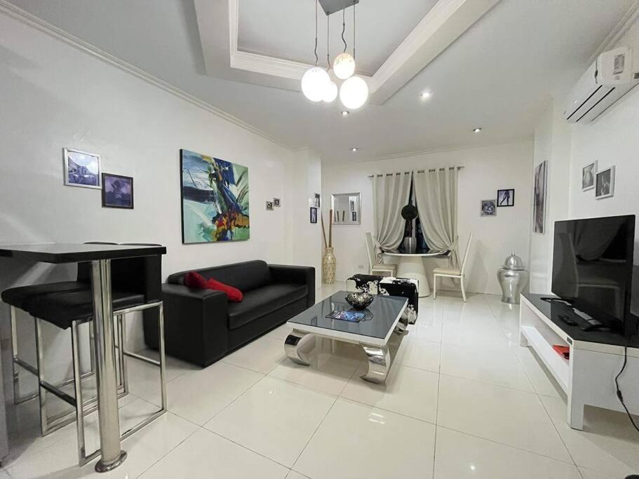 Kandi Big 1 Bedroom King Bed, Free Housekeeping, Wi-Fi อังเฮเลส ภายนอก รูปภาพ