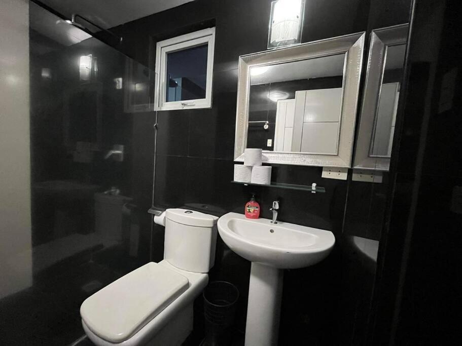 Kandi Big 1 Bedroom King Bed, Free Housekeeping, Wi-Fi อังเฮเลส ภายนอก รูปภาพ