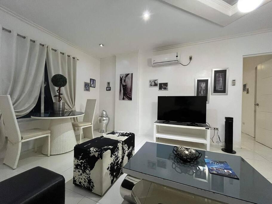 Kandi Big 1 Bedroom King Bed, Free Housekeeping, Wi-Fi อังเฮเลส ภายนอก รูปภาพ